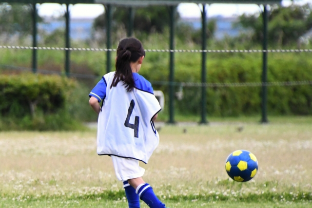 サッカーをする少女